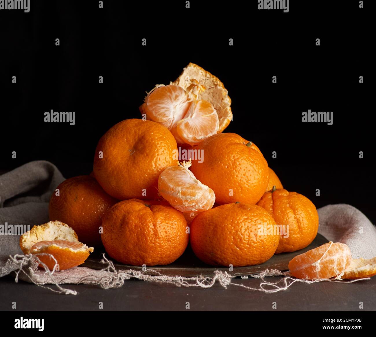 tas de mandarine orange mûre ronde non pelée Banque D'Images