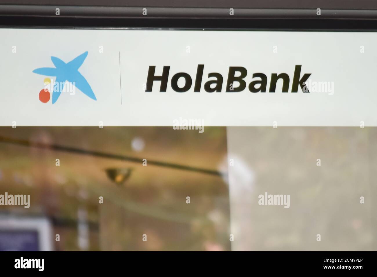 Espagne. 17 septembre 2020. Le logo de la banque espagnole ''la Caixa'' vu sur la fenêtre de l'un de ses bureaux en Espagne.CaixaBank et Bankia négocient leur fusion pour créer la plus grande banque en Espagne, avec 650,000 millions d'euros d'actifs dans le pays et renforcer leur position face à la suite de la pandémie du coronavirus. Crédit : Juan Zamora/SOPA Images/ZUMA Wire/Alay Live News Banque D'Images