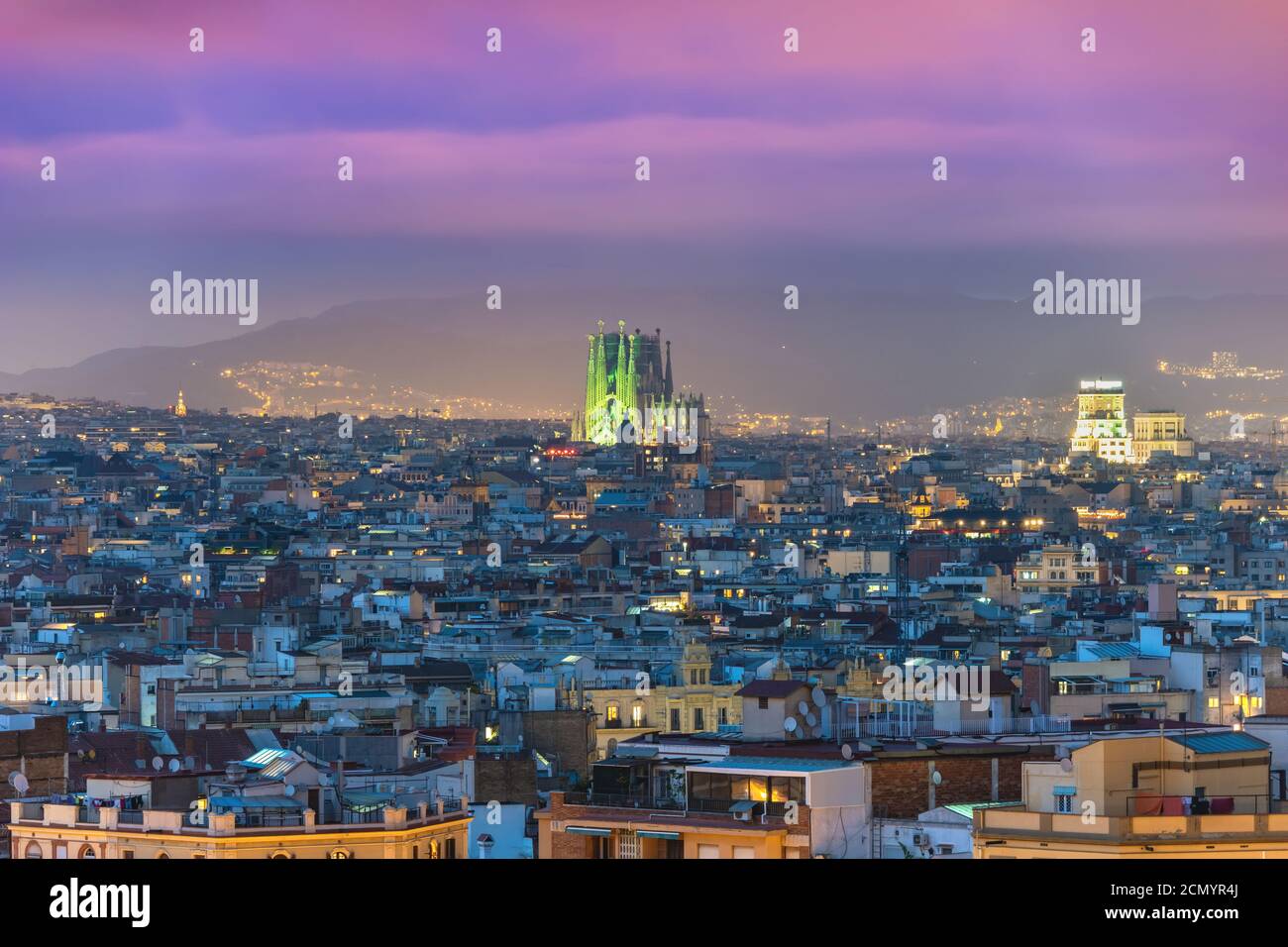 Barcelone Espagne, vue aérienne nuit ville horizon au centre ville Banque D'Images
