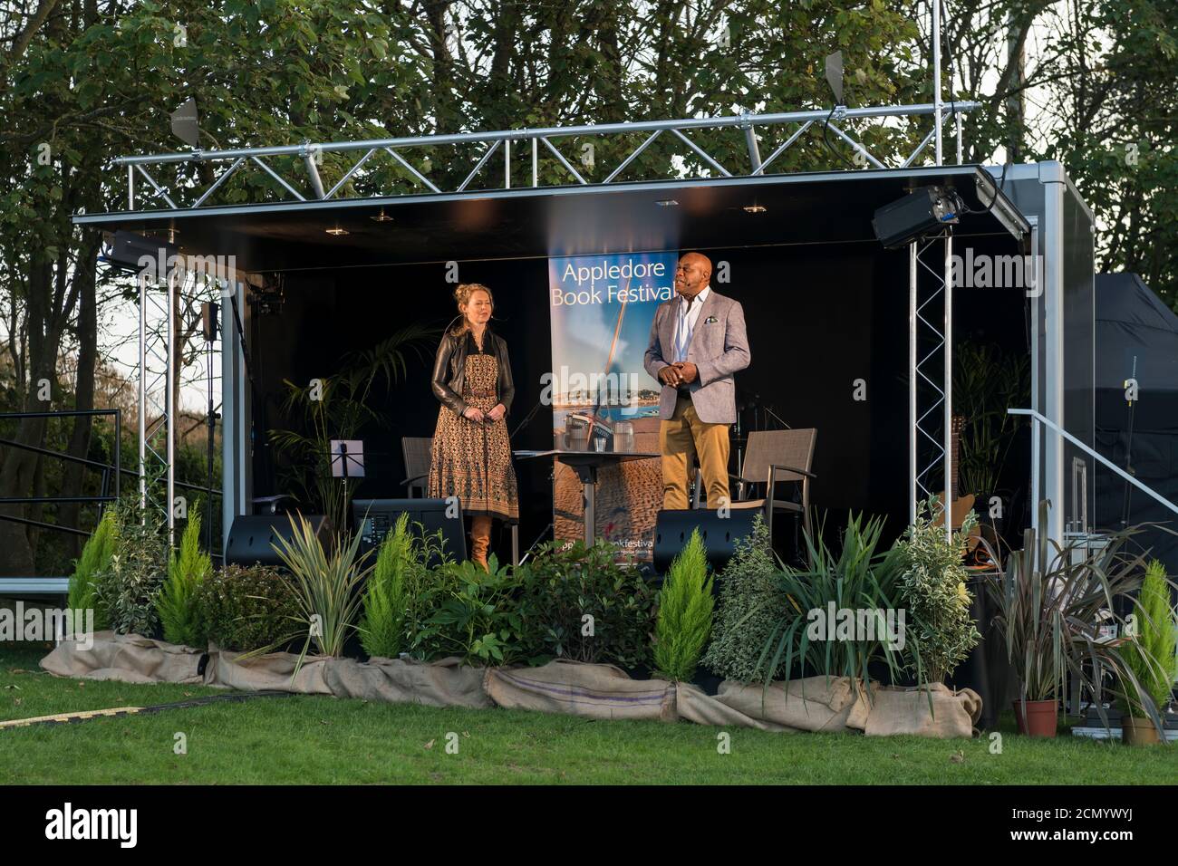 Jeudi 17 septembre 2020. Appledore, North Devon, Angleterre. La soirée d'ouverture du festival Appledore Drive In Book Festival, en tant que célèbre chef Ainsley Harriott, accueille sur scène une soirée de cuisine méditerranéenne, d'histoires et de musique. Le festival, considéré comme le tout premier festival du livre au Royaume-Uni, se déroule pour de bon, le matin du vendredi 18 septembre et se tiendra jusqu'au mardi 22 septembre avec cinq événements chaque jour. Crédit : Terry Mathews/Alay Live News Banque D'Images