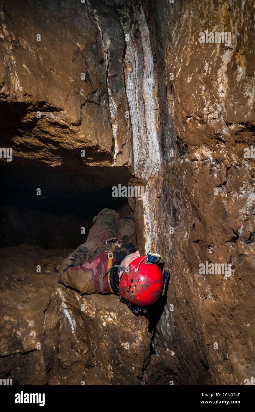 Veine très étroite vue depuis une chambre ouverte de l'avion de la literie dans 'JH' (James Hall's Over Engine Mine), Castleton, Derbyshire. Banque D'Images