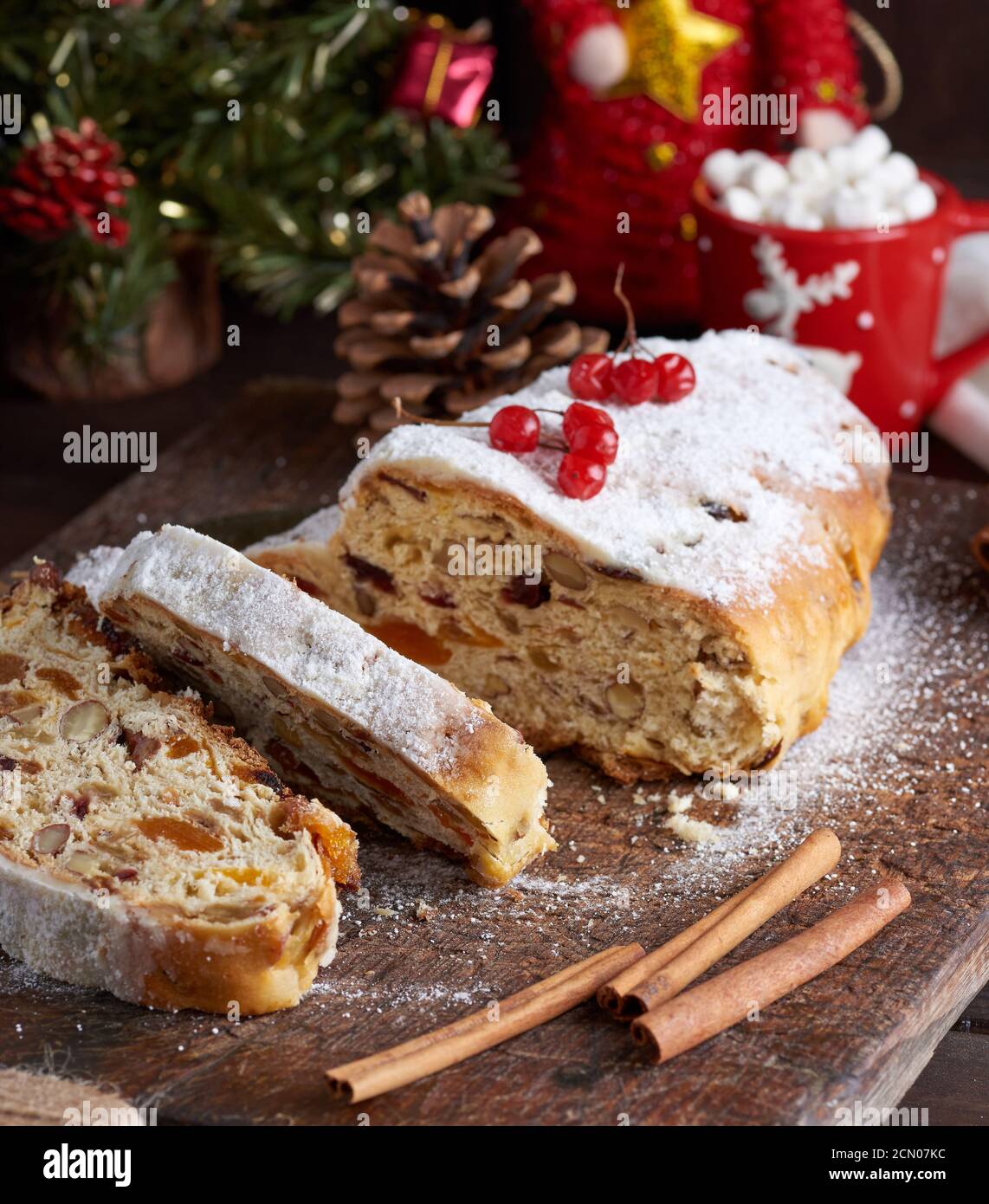 Gâteau Stollen traditionnel européen avec les noix et fruits confits Banque D'Images