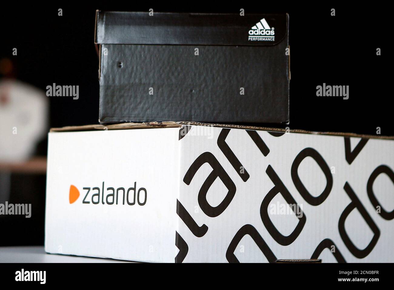 Une boîte à chaussures Adidas se dresse au-dessus d'une boîte en carton  Zalando sur une scène mise en scène à Berlin, Allemagne le 8 juin 2016.  REUTERS/Axel Schmidt/fichier photo FORFAIT GLOBAL BUSINESS