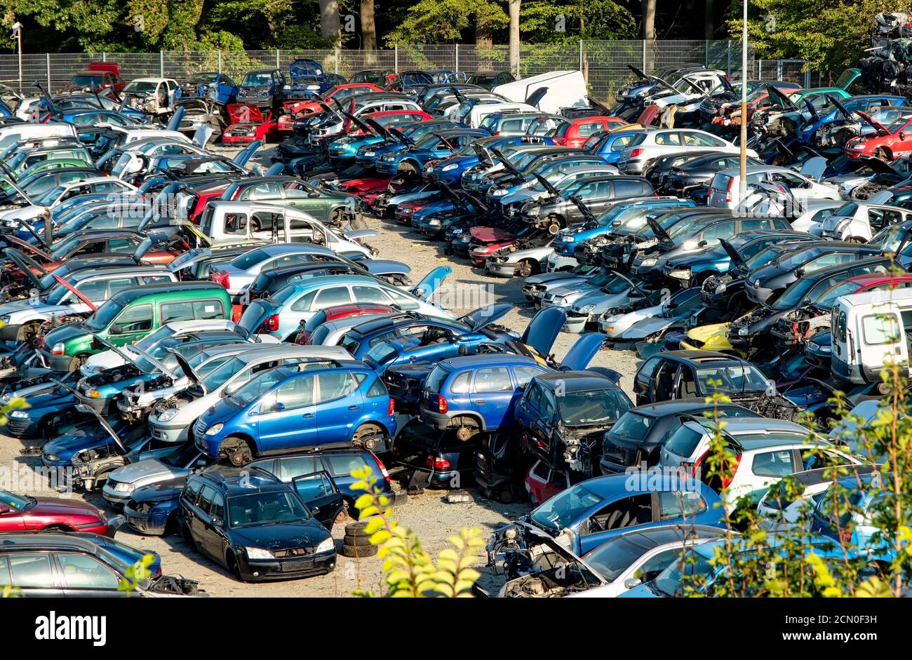 Vieilles voitures rouillées corrodées dans le cimetière de voitures. Recyclage automobile en Allemagne Banque D'Images
