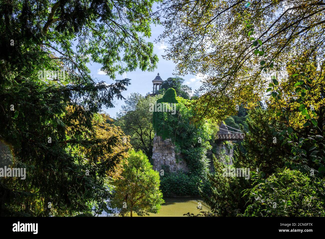 Temple et étang de Sibyl dans le Parc Buttes-Chaumont, Paris Banque D'Images