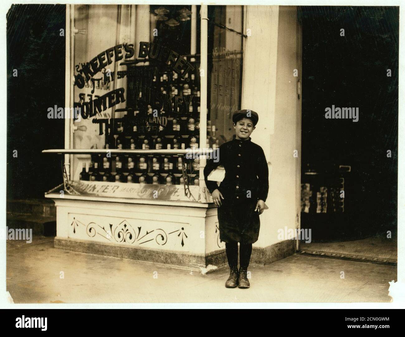 Joseph Bernstein, 1518 Fifth St. N.W., un jeune garçon de 10 ans qui vendait dans des saloons en chemin, dit qu'il fait un dollar par jour, vend jusqu'à 8-30 HEURES est un garçon juif brillant. Banque D'Images