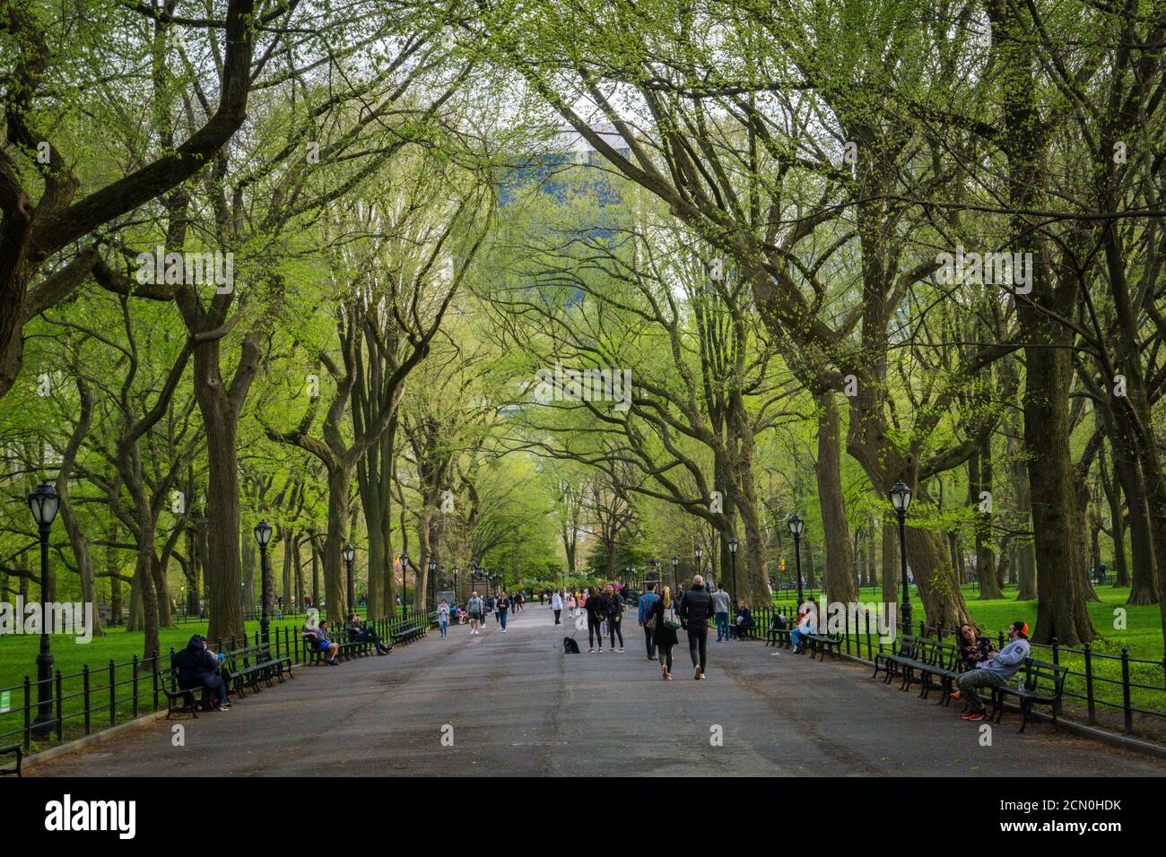 Vue sur la galerie marchande de Central Park et la promenade littéraire les gens passent et se détendent Banque D'Images