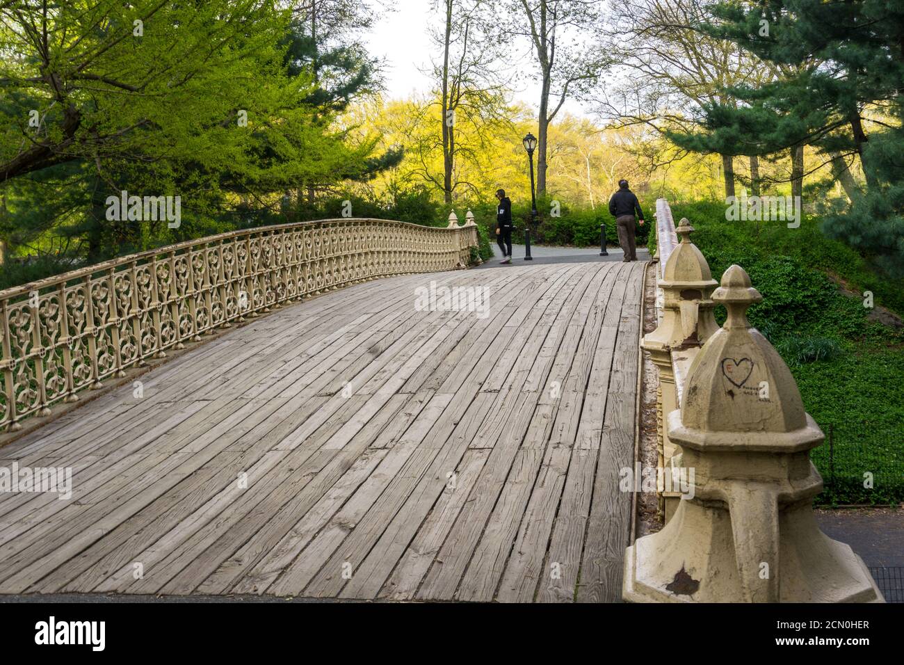 Vide Pont piétonnier en bois avec des rampes en fer forgé dans Central Park, New York. Banque D'Images