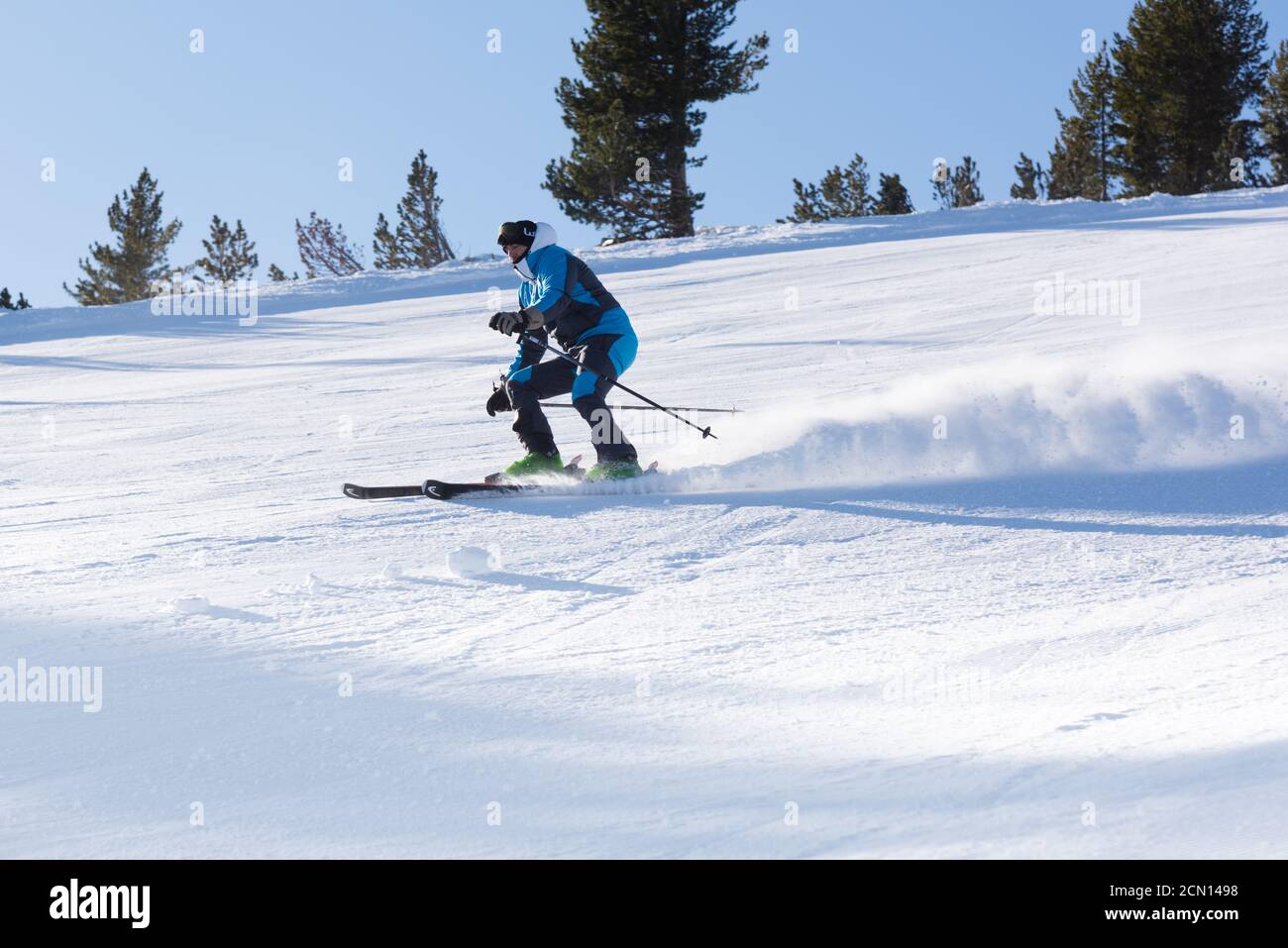 skieur descendant la montagne Banque D'Images