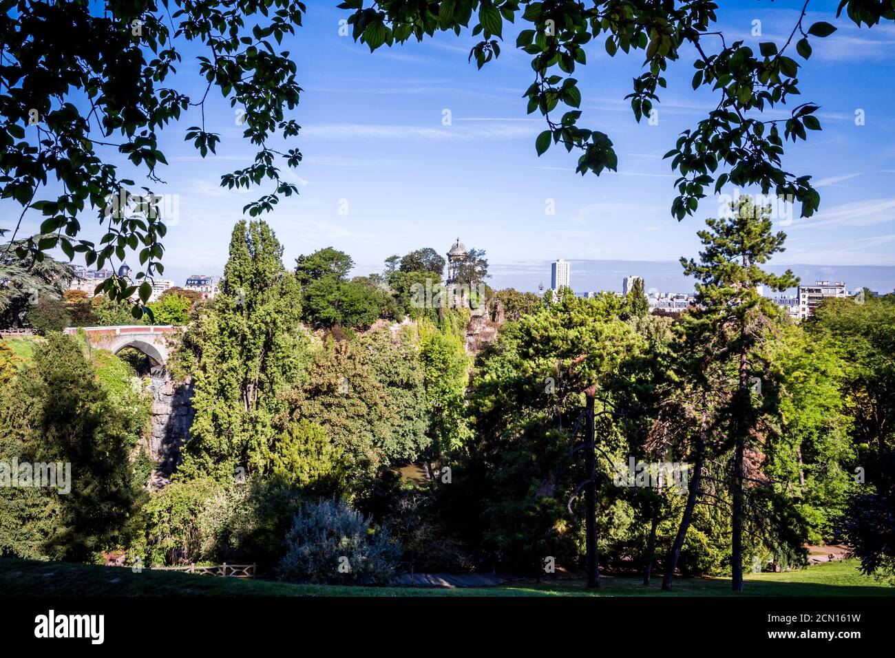 Temple et étang de Sibyl dans le Parc Buttes-Chaumont, Paris Banque D'Images