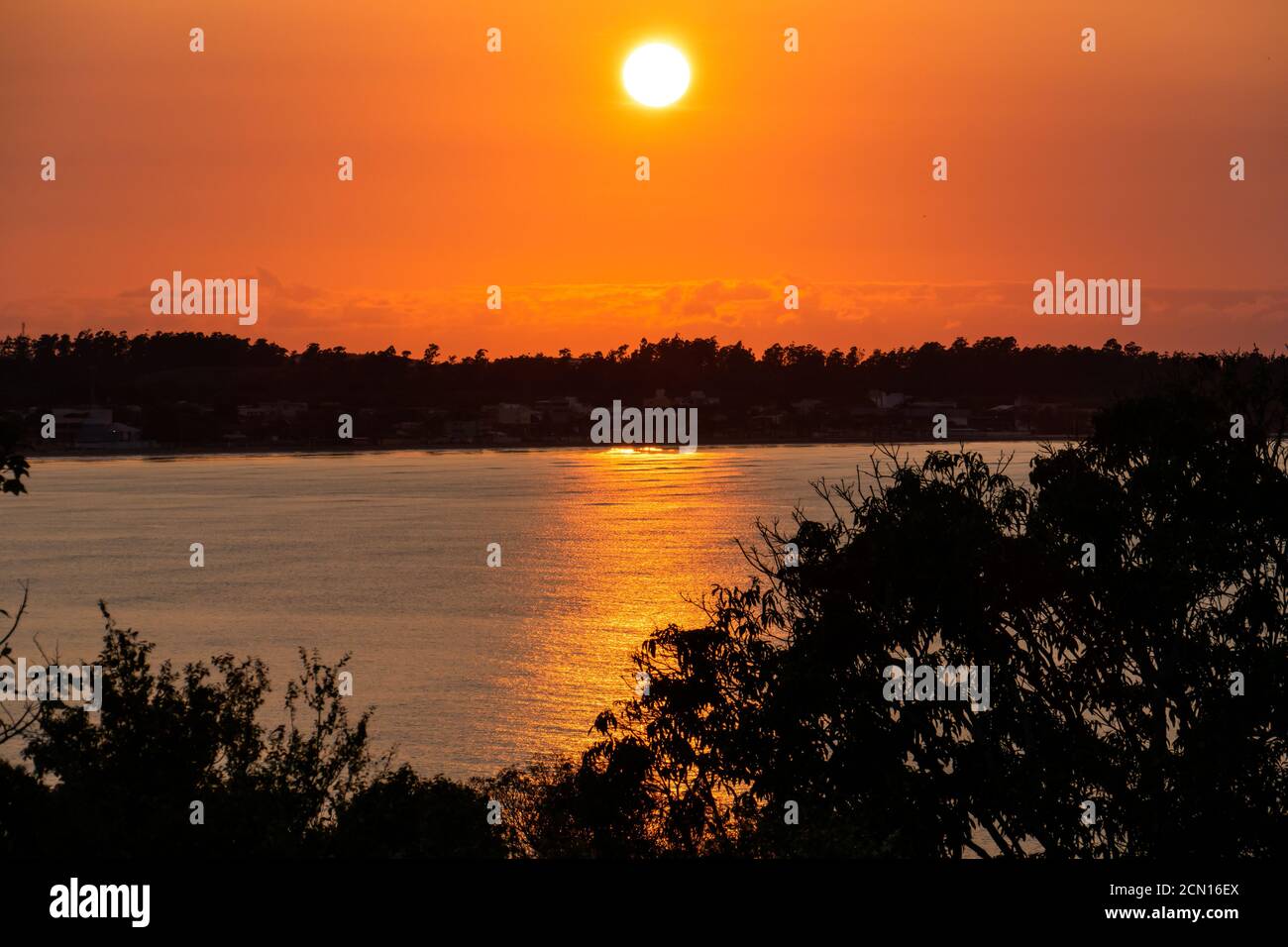 Lever de soleil coloré à Anchieta, État de Espirito Santo, Brésil Banque D'Images