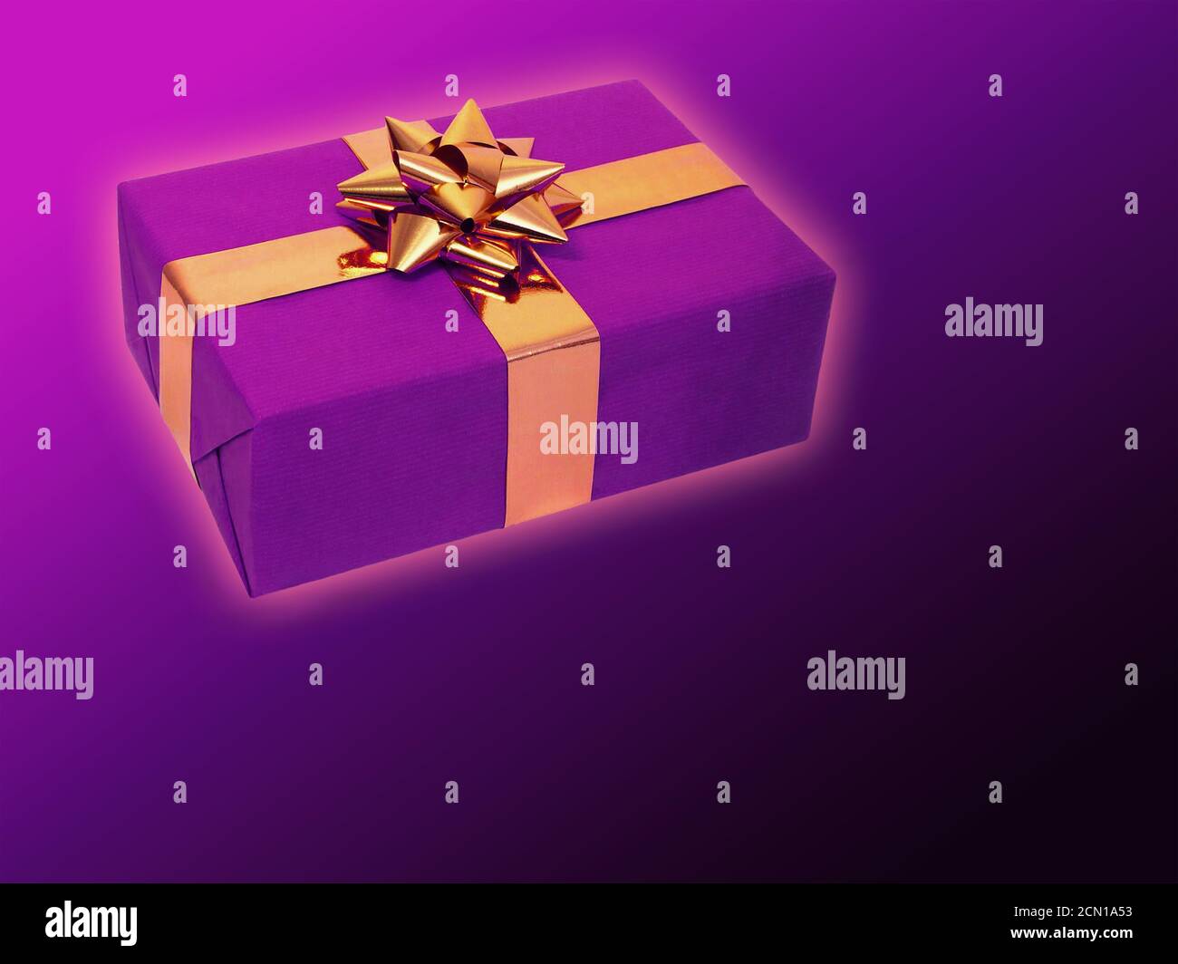 Cadeau de Noël sur fond violet foncé. Rendu 3D Banque D'Images