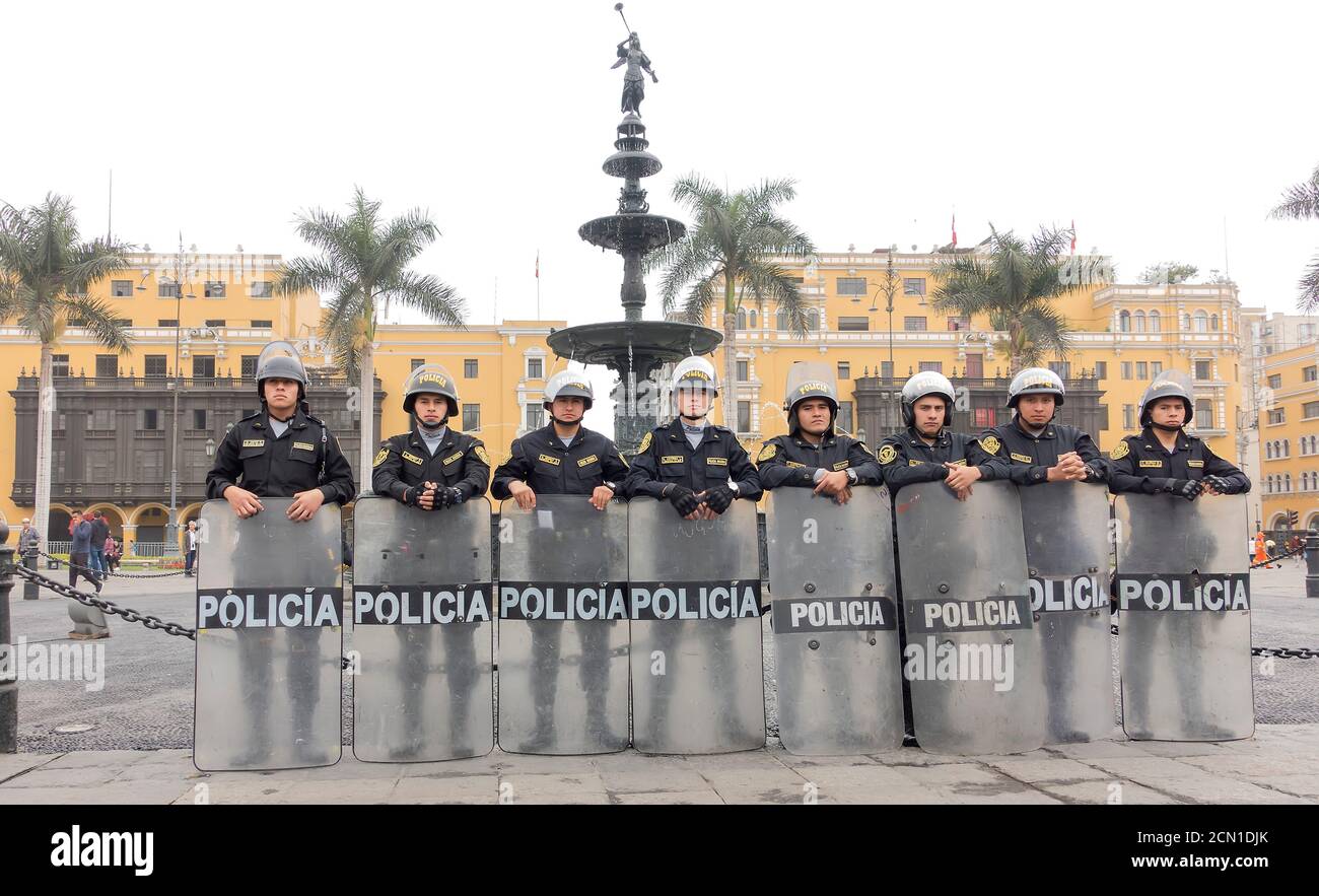Police avec des boucliers à Lima, Pérou Banque D'Images