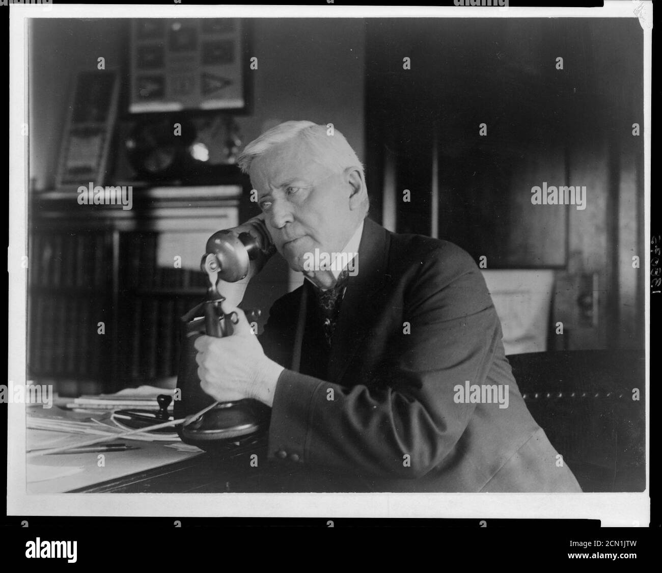 Joshua W. Alexander, député démocrate du Missouri, portrait en demi-longueur, assis avec un téléphone à chandelier en main) - National photo Co., Washington, D.C Banque D'Images