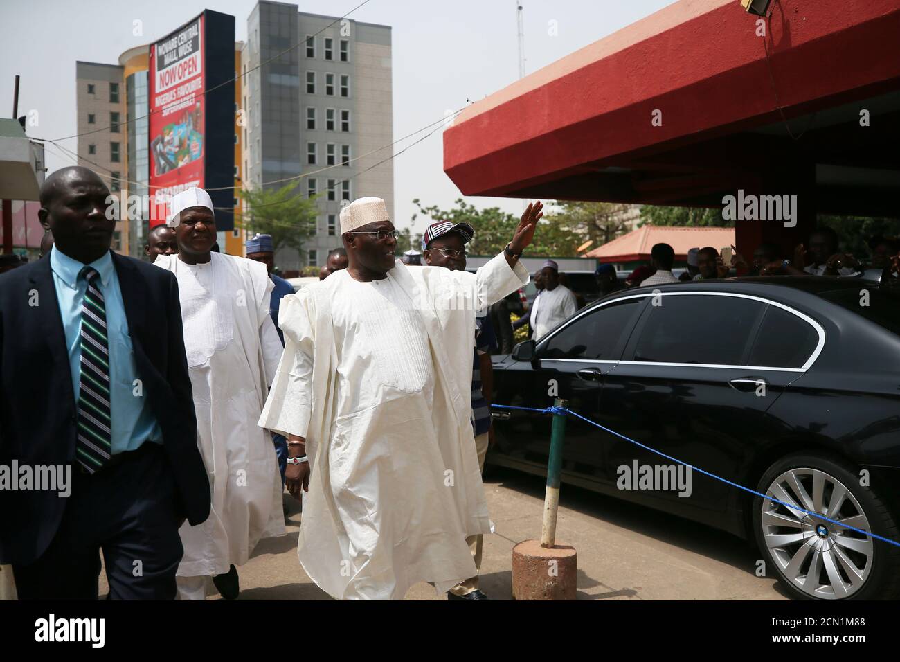 L'ancien vice-président et candidat du Parti démocratique populaire (PDP) à  l'élection présidentielle à venir Atiku Abubakar arrive au bureau du PDP  pour une réunion d'urgence à Abuja, Nigeria, le 19 février 2019.