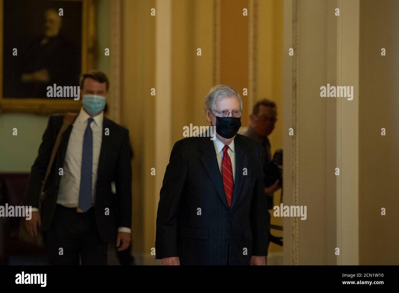 Mitch McConnell (républicain du Kentucky), chef de la majorité au Sénat américain, se rend à son bureau alors qu'il arrive pour la journée au Capitole des États-Unis à Washington, DC., le jeudi 17 septembre 2020. Crédit : Rod Lamkey/CNP/MediaPunch Banque D'Images