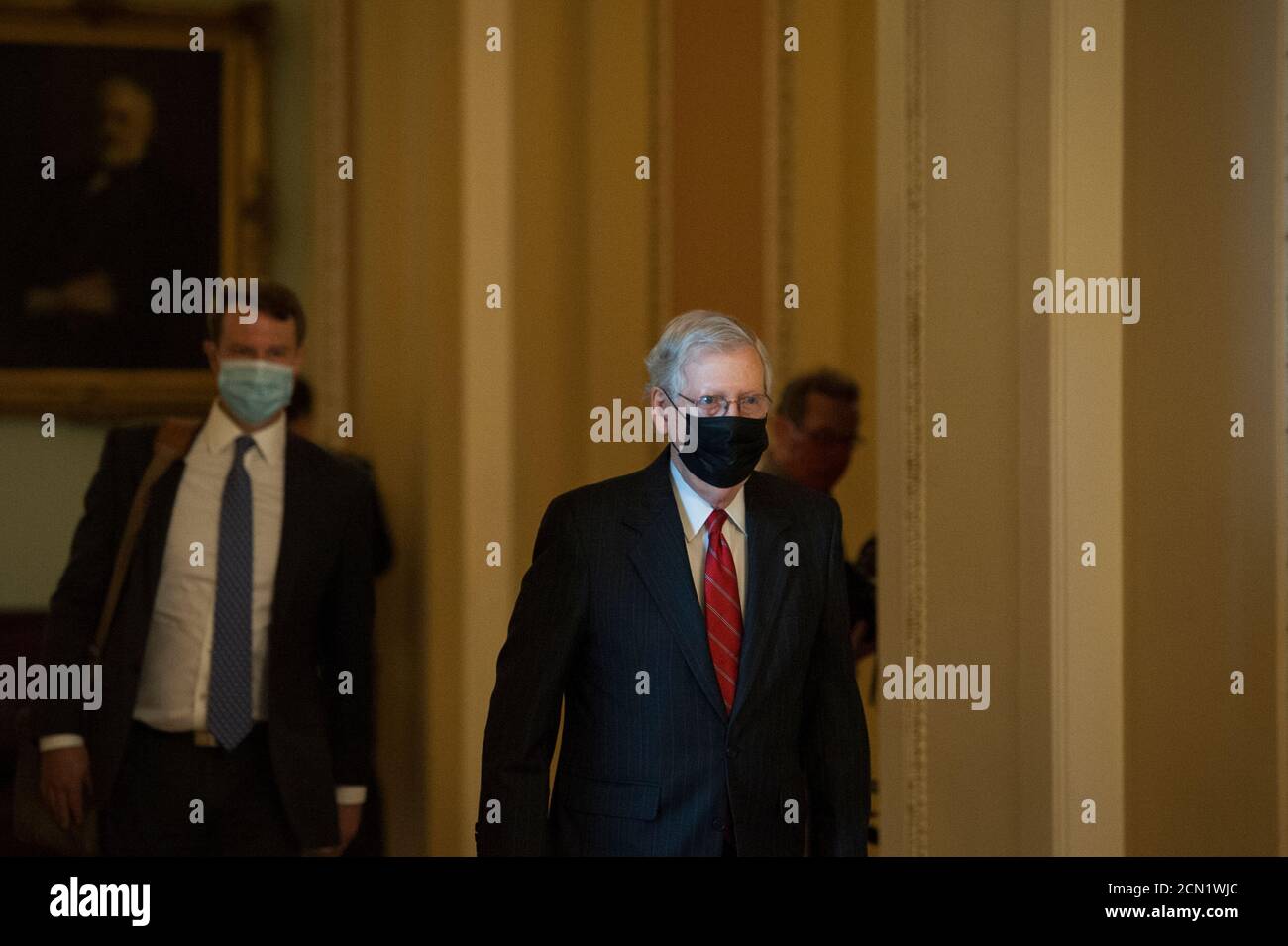 Mitch McConnell (républicain du Kentucky), chef de la majorité au Sénat américain, se rend à son bureau alors qu'il arrive pour la journée au Capitole des États-Unis à Washington, DC., le jeudi 17 septembre 2020. Crédit : Rod Lamkey/CNP/MediaPunch Banque D'Images