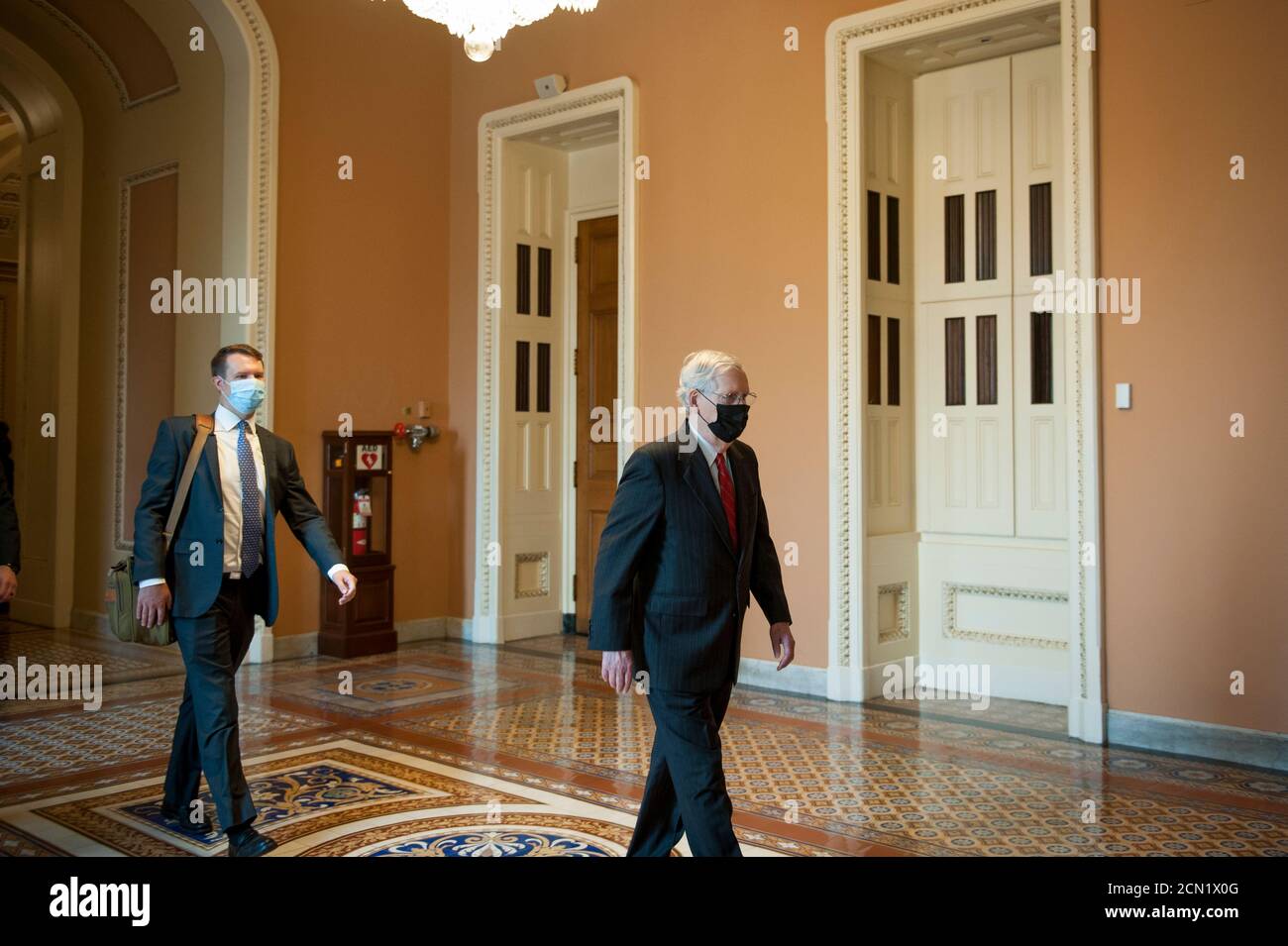 Mitch McConnell, chef de la majorité au Sénat des États-Unis (républicain du Kentucky), se rend à son bureau alors qu'il arrive pour la journée au Capitole des États-Unis à Washington, DC., le jeudi 17 septembre 2020. Crédit : Rod Lamkey/CNP/MediaPunch Banque D'Images