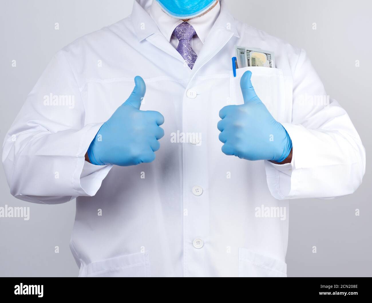 docteur dans un manteau blanc et cravate montre avec son faites un geste comme Banque D'Images