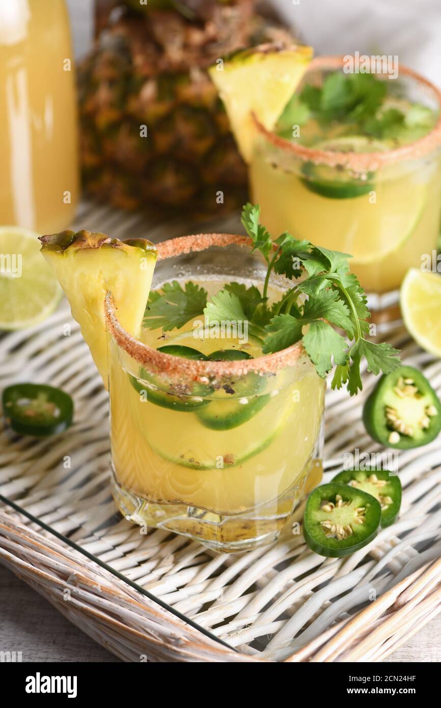 L'Ananas épicé margarita avec tranches de lime et le piment jalapeno, brins de coriandre Banque D'Images