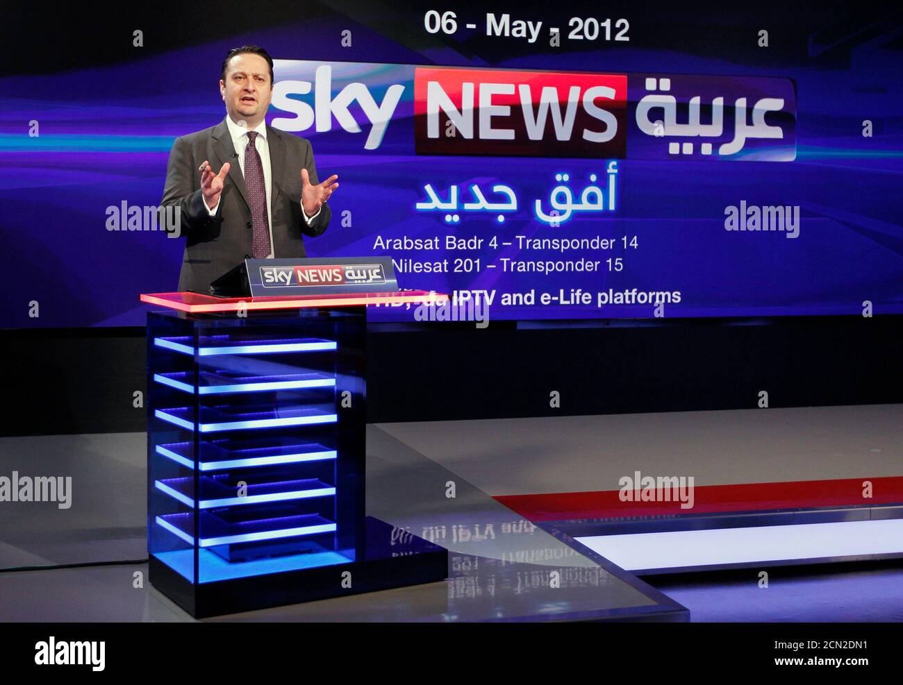 Le directeur général et directeur des nouvelles de Sky News Arabia, NART  Bouran, parle lors d'une visite de leurs studios à Abu Dhabi le 3 avril  2012. La chaîne sera lancée le