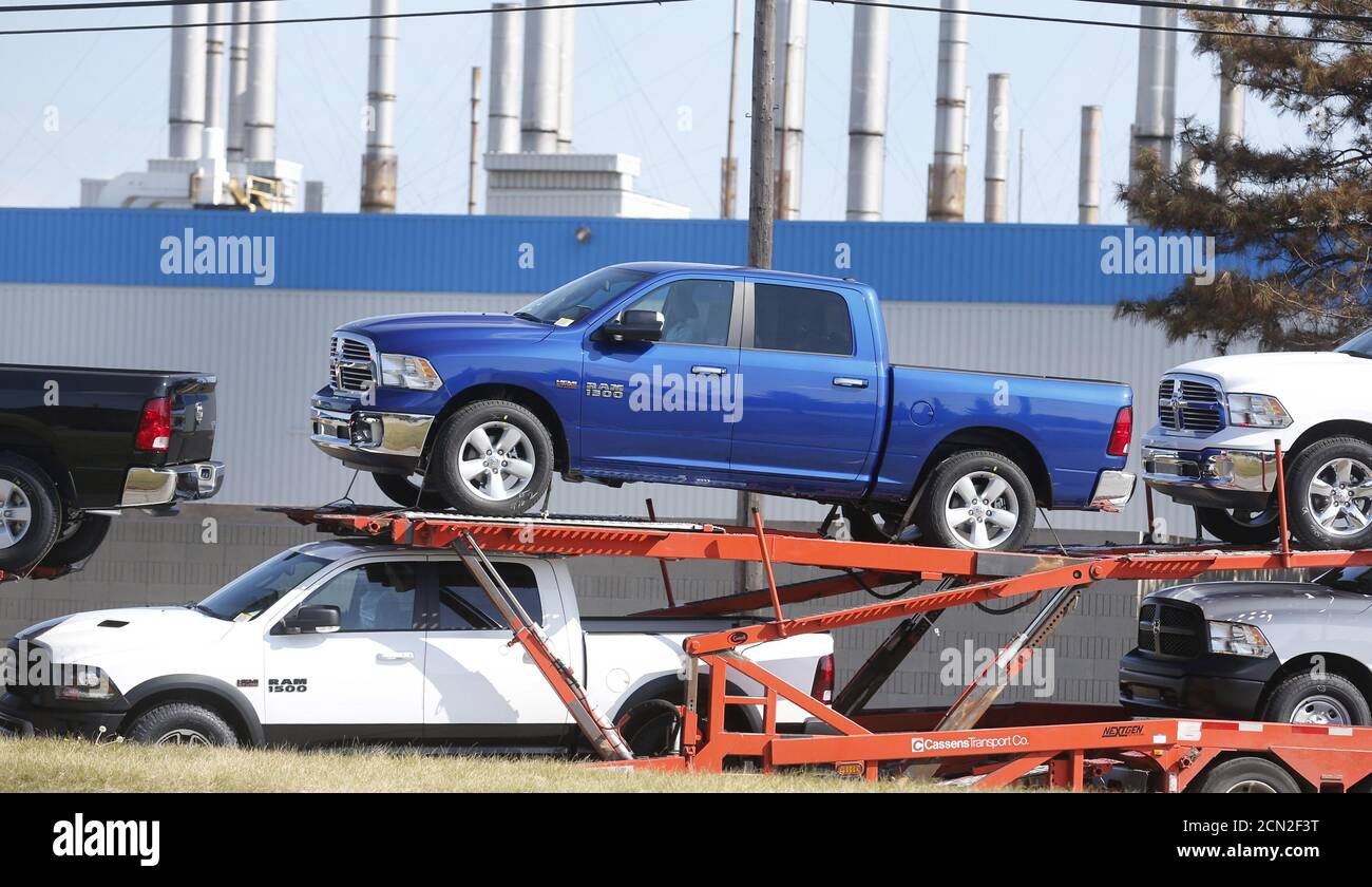 Un transporteur de voitures transporte de nouveaux pick-up Dodge RAM de  l'usine de montage de camions Warren de Fiat Chrysler automobiles (FCA) à  Warren, Michigan, le 7 octobre 2015. L'UAW (United Auto