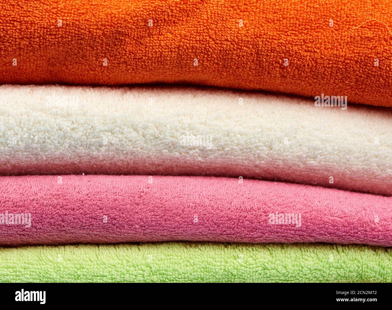 pile de serviettes pliées en coton éponge de couleur Banque D'Images
