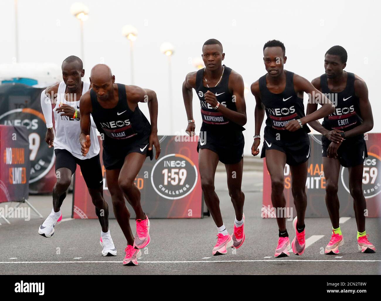 Eliud Kipchoge, le détenteur du record du monde du marathon au Kenya, court  avec des chaussures Nike Vaporfly lors de sa tentative de courir un  marathon en moins de deux heures à