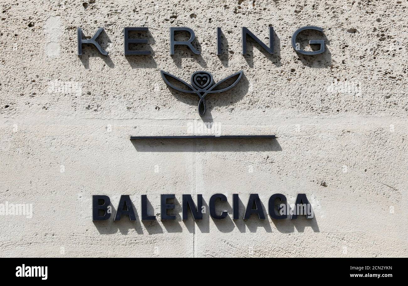 Les logos du groupe français de luxe Kering et de la maison de mode  Balenciaga sont photographiés au siège de Kering à Paris, France, le 20  avril 2020. REUTERS/Charles Platiau Photo Stock -