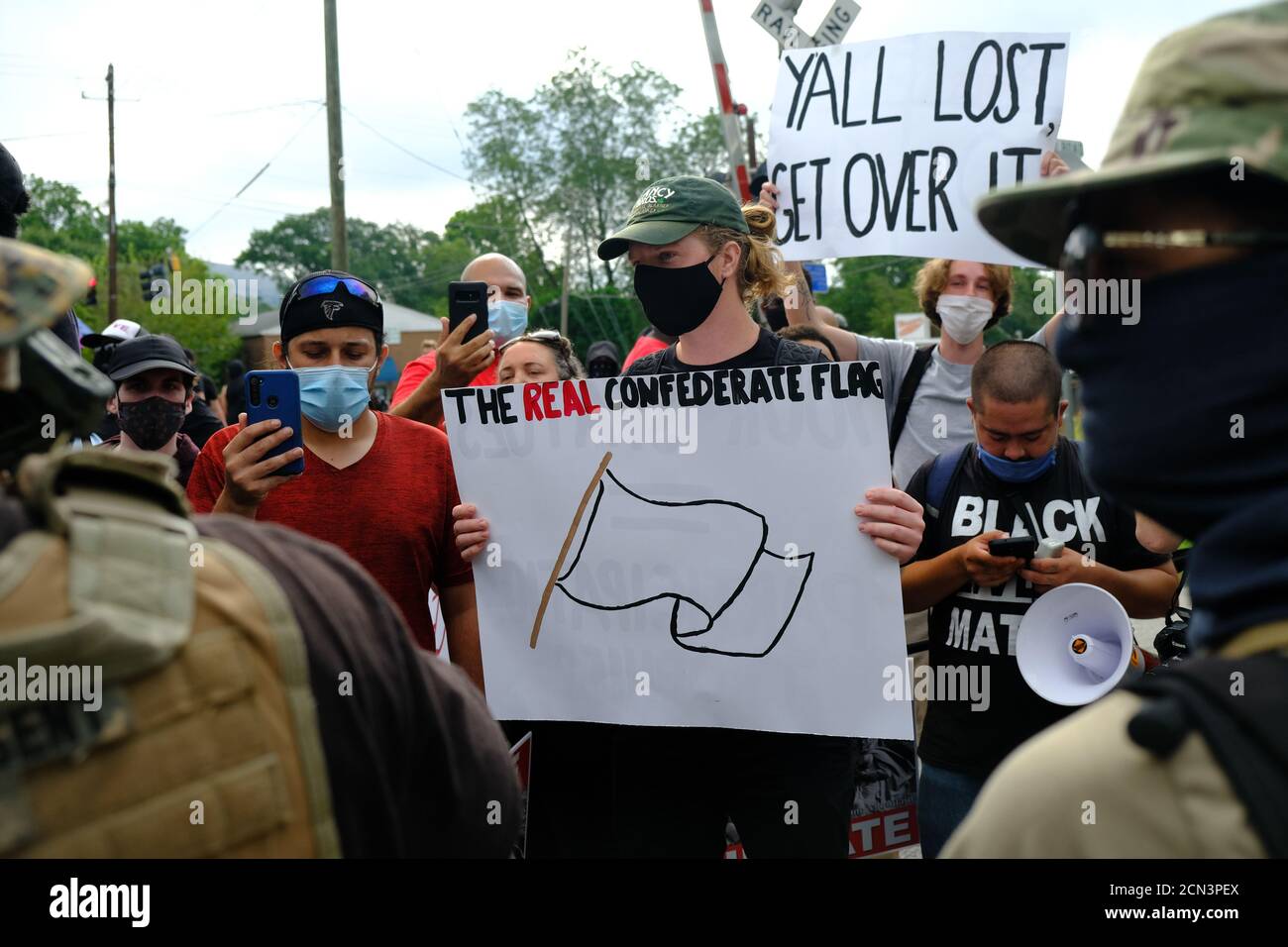 Stone Mountain, GA, États-Unis. 15 août 2020. Les membres de groupes à III % et les manifestants font face. Banque D'Images