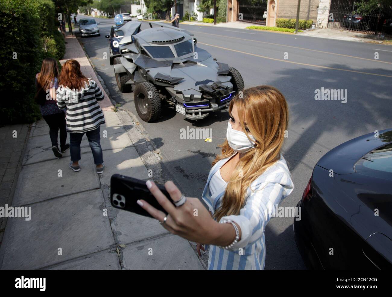 Une Femme Prend Un Selfie Comme Avocat Mexicain Candelario Maldonado Vetu Comme Le Personnage Fictif Batman Arrive Chez Elle Pour Livrer Un Gateau D Anniversaire Pendant L Epidemie Mondiale De La Maladie Du Coronavirus