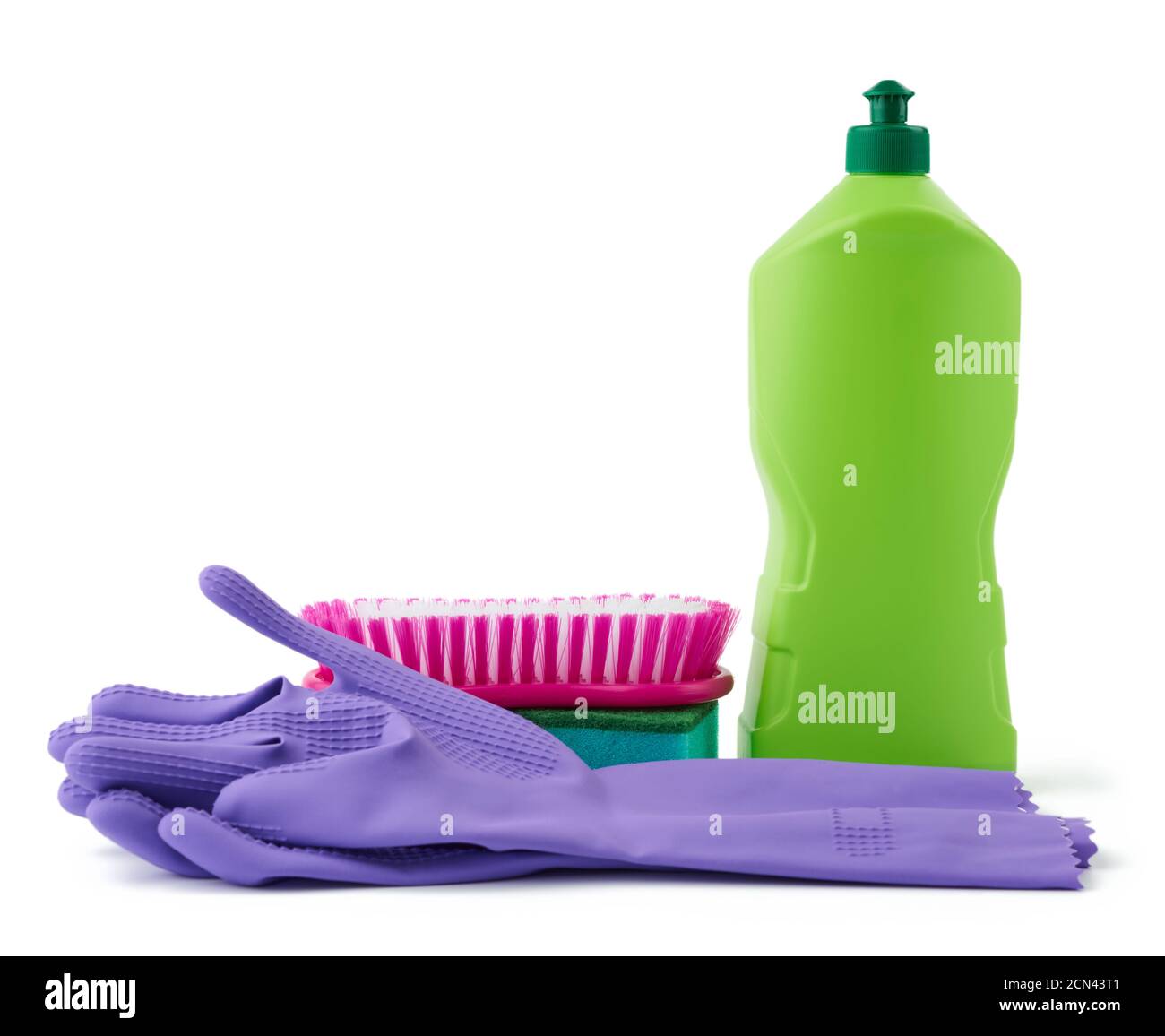 éponges de lavage, gants de protection en caoutchouc, brosses et agent nettoyant dans une bouteille en plastique vert Banque D'Images