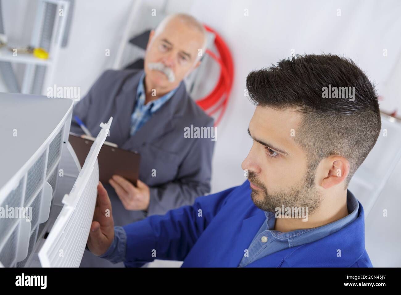 réparation d'un refroidisseur portable Banque D'Images