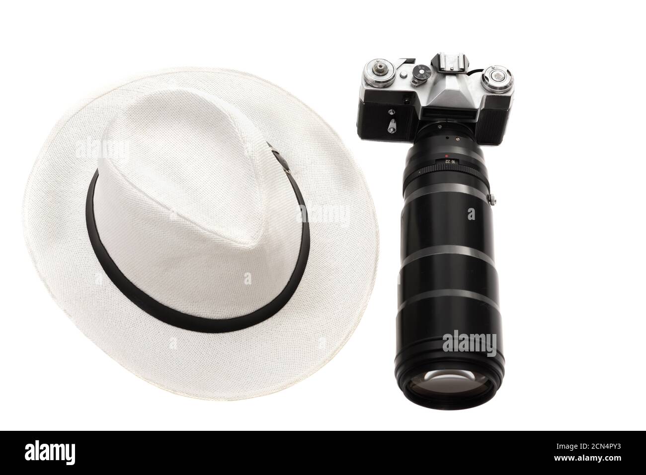 ancien appareil photo avec un grand objectif et un chapeau Banque D'Images
