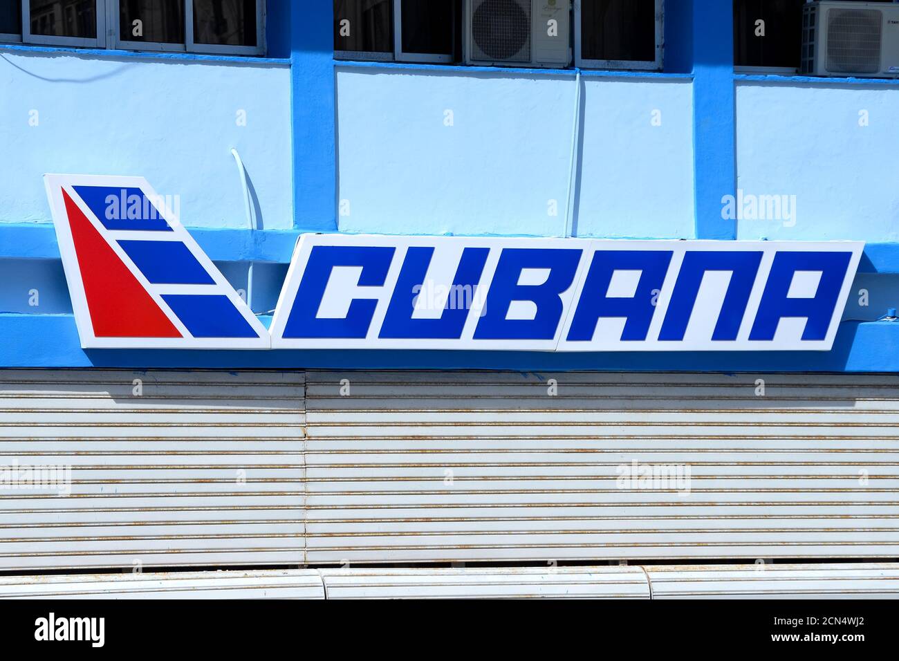 Logo Cubana de Aviacion sur la façade de son bâtiment à la Havane, Cuba. Compagnie aérienne cubaine signe au bureau de la Habana. Banque D'Images