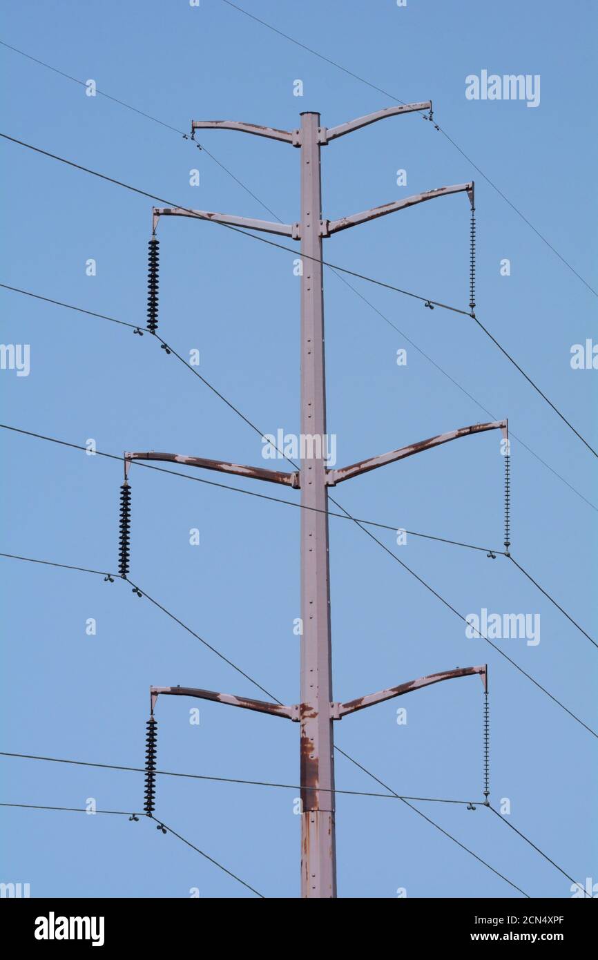Lignes électriques de transmission haute tension pour la transmission de la puissance transversale pays contre ciel bleu Banque D'Images