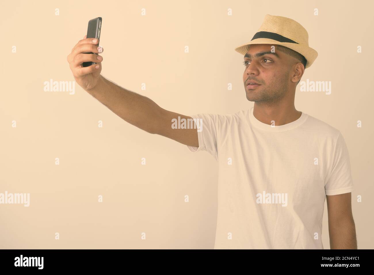 Les jeunes touristes indiens man wearing hat against white background Banque D'Images