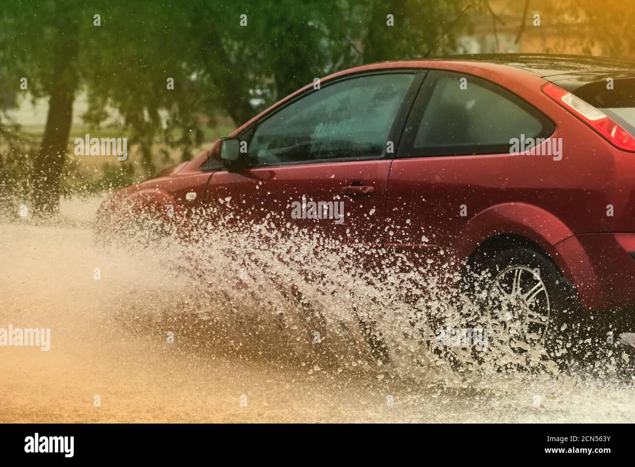 Les projections d'eau flaque pluie voiture Banque D'Images