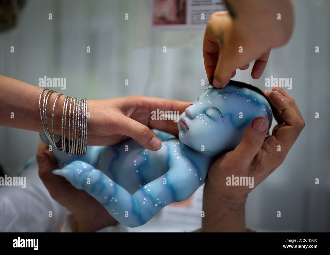 Cristina Iglesias Proprietaire De Babylon Ajuste Un Bebe Avatar Au Bilbao Reborn Doll Show Une Foire Commerciale Avec Des Bebes Hyperrealistes En Silicone Et En Vinyle Connus Sous Le Nom De Rebornss