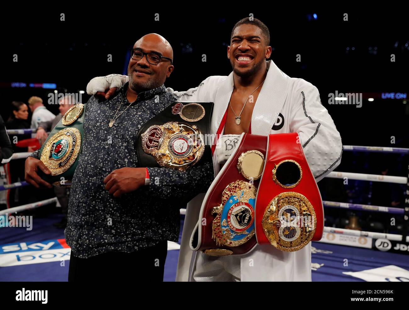 Anthony Joshua célèbre avec son père Robert Joshua après la victoire sur  Joseph Parker dans leur WBA, IBF, IBO et WBO Heavyweight Championship  concours à la Principauté Stadium, Cardiff Photo Stock - Alamy