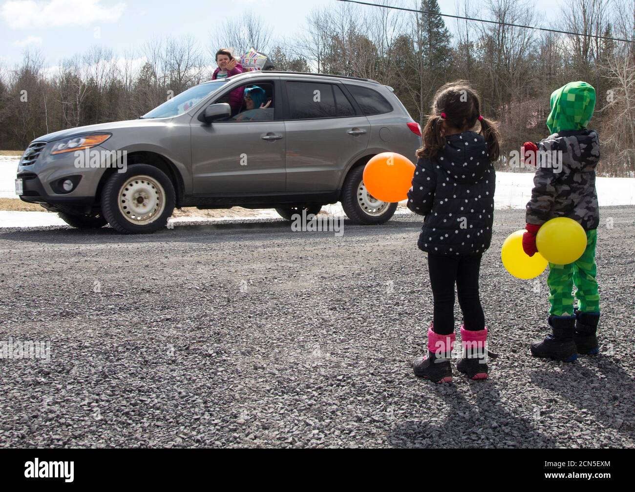 Charlotte Et Calvin George Regardent Une Voiture Pour Celebrer Leur Cinquieme Anniversaire Tout En Isolant L Epidemie De Coronavirus Covid 19 A St Eugene Ontario Canada Le 1er Avril Reuters Christinne Muschi Photo Stock