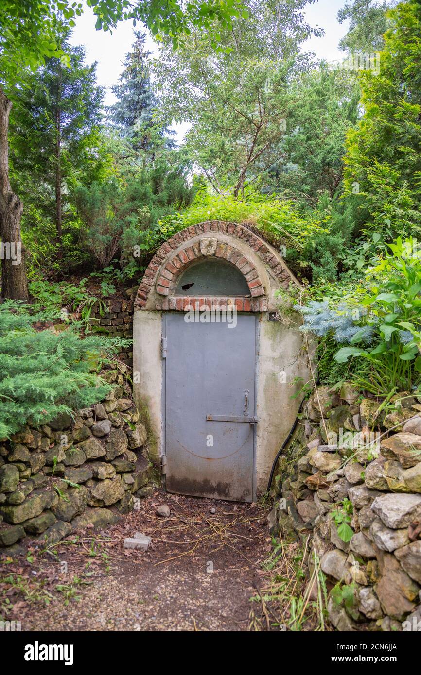 La porte métallique dans le abri de la bombe Banque D'Images