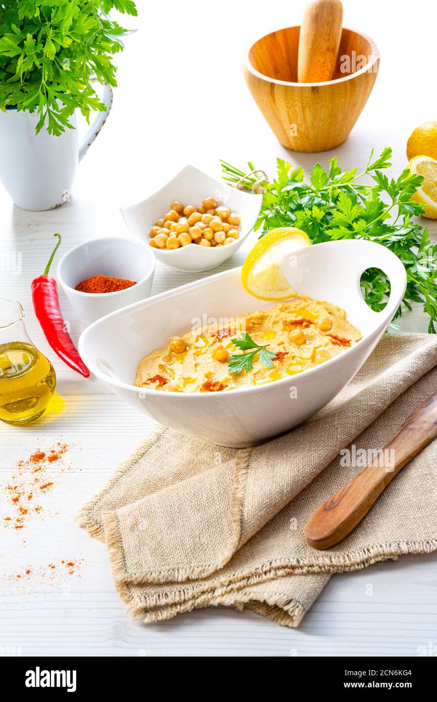 pâte de houmous avec citron et piment sur fond blanc Banque D'Images