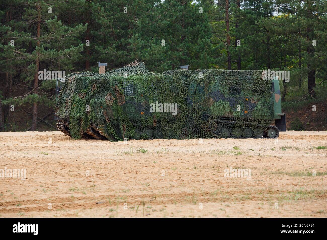 Ville Ikskile, Lettonie. L'équipement militaire est debout dans le sable.Travel photo.29.08.2020 Banque D'Images