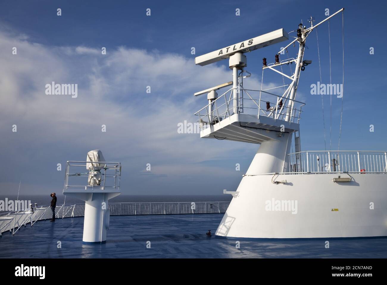 Vue sur le pont du ferry Norroena avec électronique marine et l'Atlantique Nord, Europe Banque D'Images