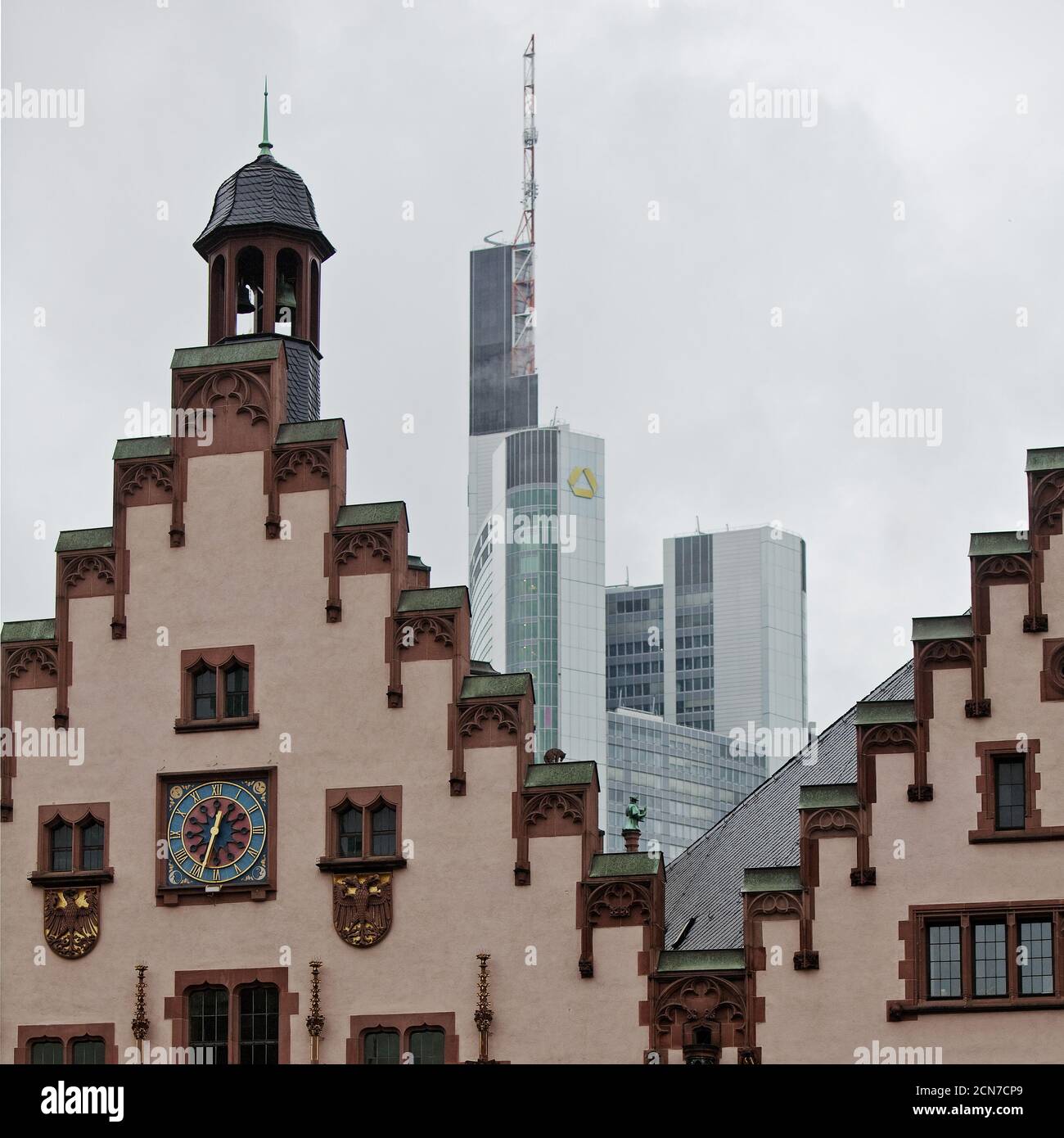 Hôtel de ville de Roemer avec Commerzbank, contraste architectural, Francfort-sur-le-main, Hesse, Allemagne, Europe Banque D'Images