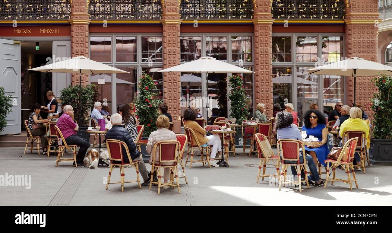 Les gens dans le café, la vieille ville, Francfort-sur-le-main, Hesse, Allemagne, Europe Banque D'Images