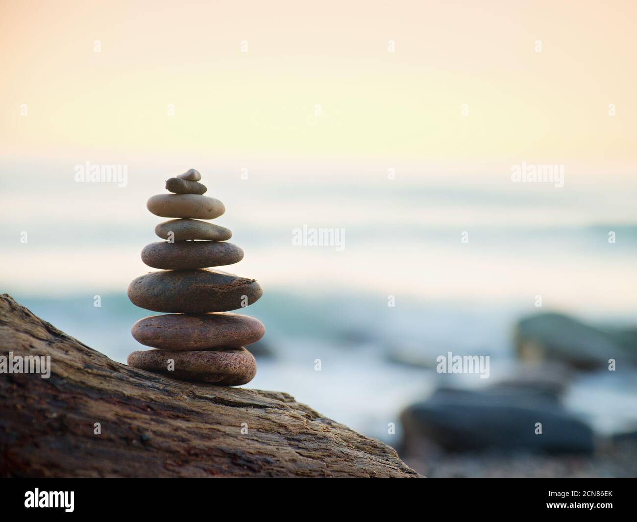 Pierre équilibrée pyramide sur le rivage de la mer Banque D'Images