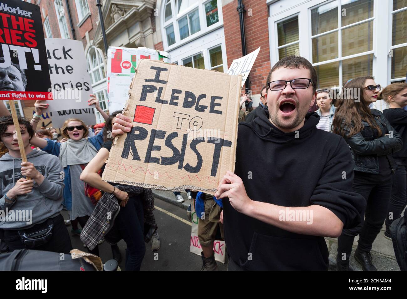 Manifestants anti-austérité, protestant contre le nouveau gouvernement conservateur et leur politique d'austérité à l'extérieur, quartier général de la campagne conservatrice, Matthew Parker Street, Westminster, Londres, Royaume-Uni. 9 mai 2015 Banque D'Images