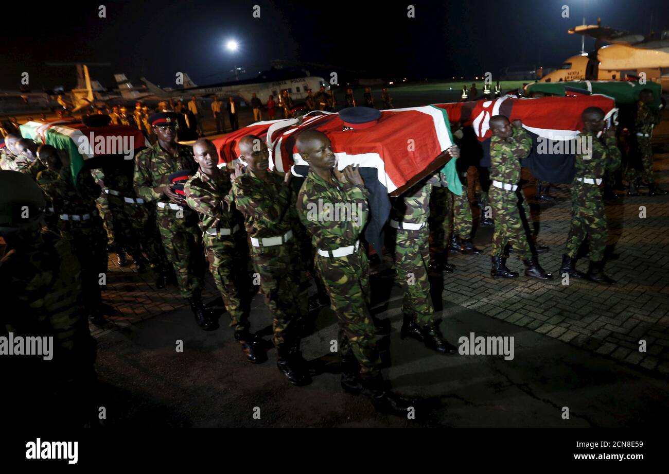 Les membres des Forces de défense du Kenya portent les cercueils de leurs camarades servant dans la Mission de l'Union africaine en Somalie (AMISOM), Qui ont été tués lors d'une attaque la semaine dernière sur une base militaire à l'ouest de la Somalie près de la frontière kenyane par le groupe islamiste somalien al Shabaab, après que leurs restes sont arrivés à l'aéroport Wilson lors d'un défilé militaire, dans la capitale kenyane Nairobi, le 18 janvier 2016. REUTERS/Thomas Mukoya IMAGES TPX DU JOUR Banque D'Images